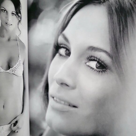 Barbara Leigh Vampirella Photo Book Images Rare Pictorial Collection 5"x7" - Picture 3 of 9